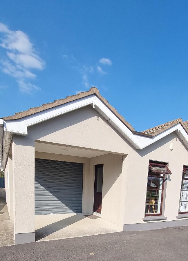 Spacious Curragh 2-Bed Apartment With Own Entrance Brownstown 외부 사진